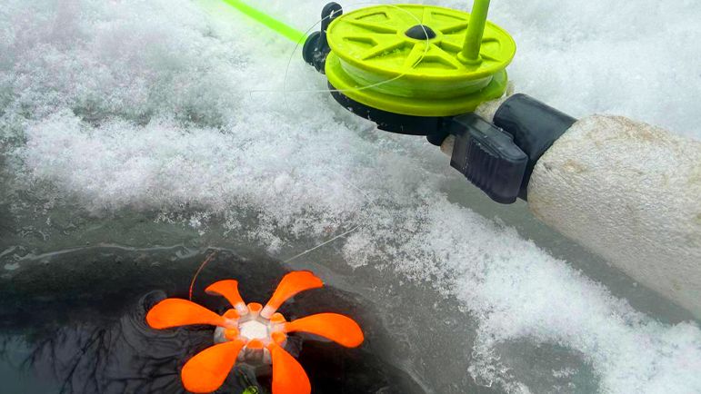 ЯМА ПОЛНА РЫБЫ! МОЩНЫЙ КЛЁВ НА ГРАНИ ШТРАФА! ПЛОТВА НА ПОПЛАВОК И СУДАК НА ВИБЫ! Два дня на р. УСА смотреть онлайн