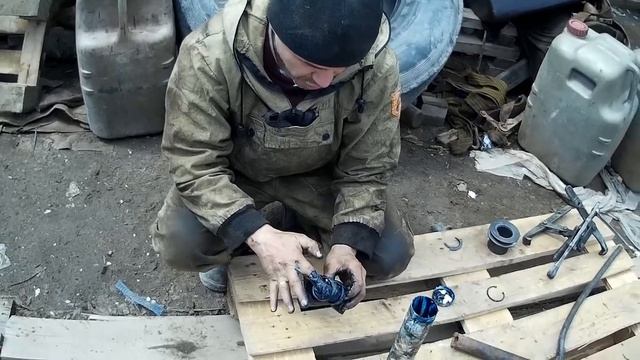 МАЗ, ЯМЗ натяжной ролик засвистел. Мажем смазкой БПВ. смотреть онлайн