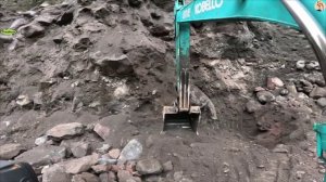 Строительство, экскаватор копает песок