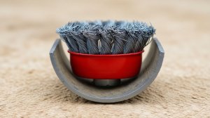 Самодельный станок для зачистки труб: УШМ + кронштейн из трубы и пластины.