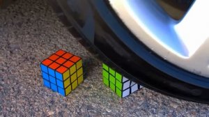 Машина_давит_предметы_колесом_4