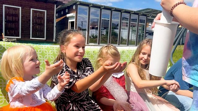 Веселые песенки для детей - Акуленок. Бэбишарк. Играем с мыльными пузырями.