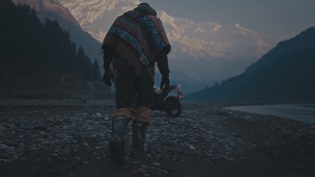 Уроки жизни из Непала — кинематографический видеоблог о путешествии по Гималаям, снятый на Sony A... смотреть онлайн