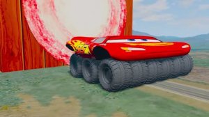 🚛 БОЛЬШОЙ vs МАЛЕНЬКИЙ! 🛤️ МУЛЬТИКИ: Монстр‑трак Маккуин против поезда! 🚂 Кто проедет дальше? 🔥