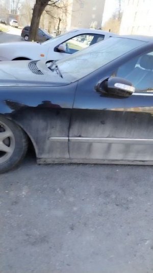 машина просто лежит на асфальте