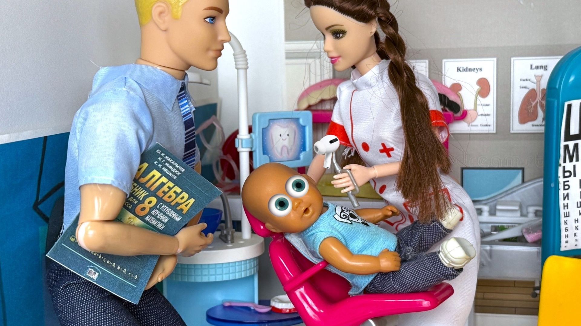 ЧТО ЭТО У ВАС В УХЕ МАКС?👂🤣🤣 Катя и Макс веселая школа! Куклы Барби и ЛОЛ мультики ДаринелкаТВ смотреть онлайн