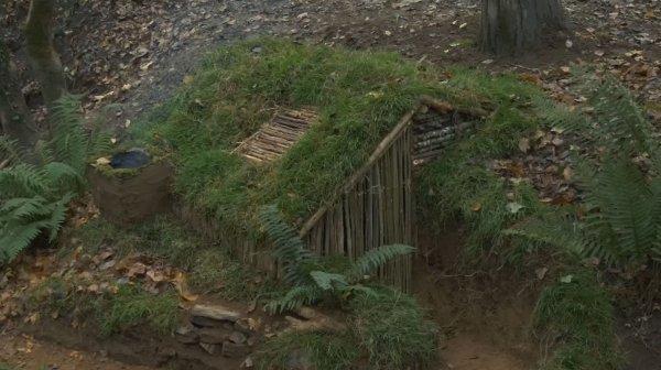 СТРОИТЕЛЬСТВО СКРЫТОГО УБЕЖИЩА В ЛЕСУ / БУШКРАФТ / ТЕПЛАЯ ЗЕМЛЯНКА В ЛЕСУ