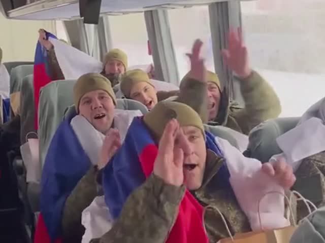 ‼🇷🇺⚡️Кадры возвращенных из плена российских военных. смотреть онлайн