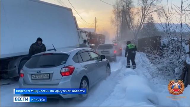 Вытащить грузовик из кювета помогли полицейские в Иркутском районе смотреть онлайн
