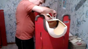 №101- Приклеиваю крепление крыла и шасси к фюзеляжу.