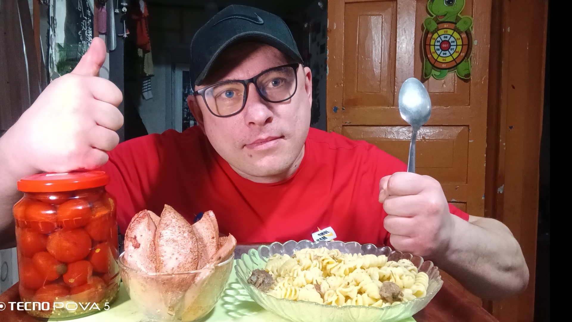 Мукбанг/обжорыч/Макароны с тушёнкой и соленья/ смотреть онлайн