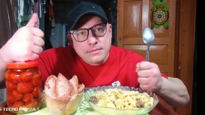 Мукбанг/обжорыч/Макароны с тушёнкой и соленья/