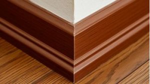 Монтаж углов на плинтусе пола.