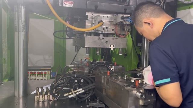 Вертикальный термопластавтомат TAYU TYU16002R