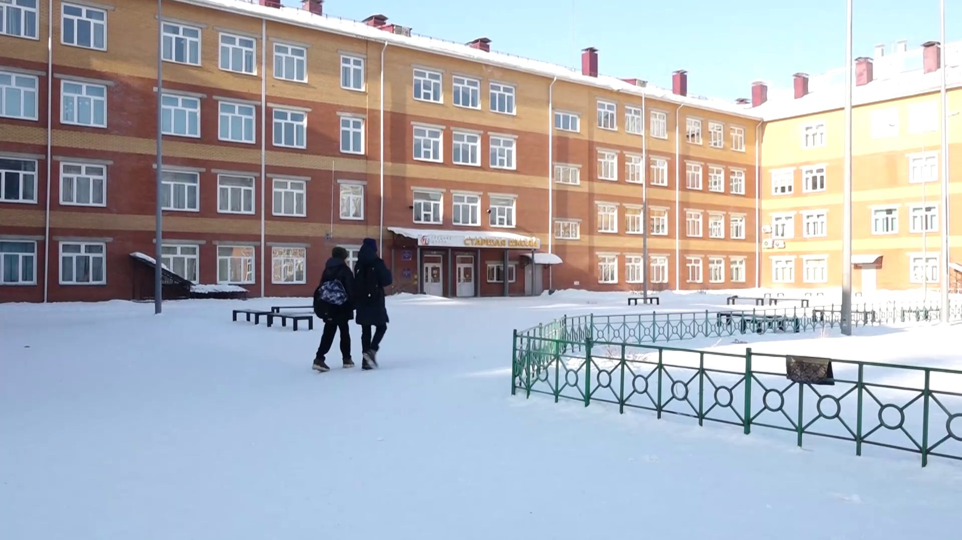 ПОСТРАДАВШИЕ В ЧП С ПОДЖОГОМ ШКОЛЫ ПОДРОСТКИ НАХОДЯТСЯ В РЕАНИМАЦИИ смотреть онлайн