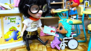 НА КОЛЯСКЕ В ШКОЛУ НА КОНТРОЛЬНУЮ! 😯😯😯 ВЕСЕЛАЯ ШКОЛА куклы ЛОЛ сюрприз мультики БАРБИ Даринелка