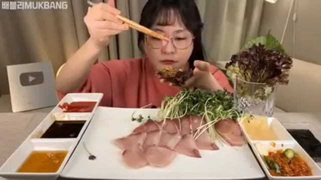 Мукбанг 1 кг сашими Еда на камеру смотреть онлайн