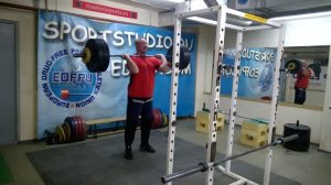 На грудь в стойку и швунг жимовой. Спортстудия.