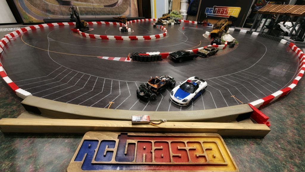 Tестируемполицейскую дрифт машину Porsche Carrera GT tamiya 1 24 смотреть онлайн