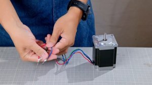 Электрическое подъемное устройство для фрезерного стола с использованием шагового двигателя