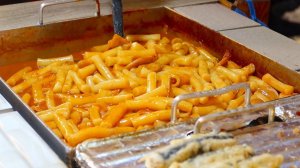 Острые рисовые лепешки (Ттекбокки) - уличная еда Бангкока