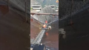 Строительство, разгрузка баржи