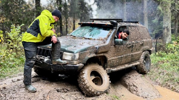 Оживляем Джип, затонувший в болоте и пытаемся эвакуироваться...