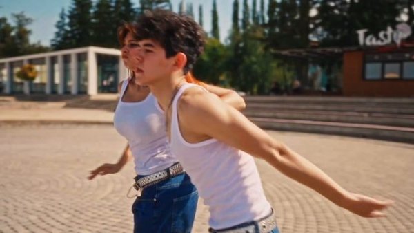 Школьники танцуют