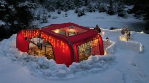 Новогодний кемпинг в глубоком снегу.