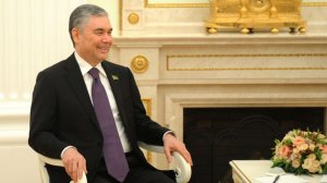 Гурбангулы Бердымухамедов посетил конный цирк в Аркадаге и проехался на скакуне-ахалтекинце