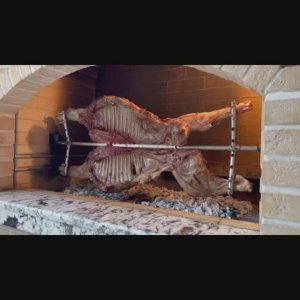 Дикий кабанчик на вертеле