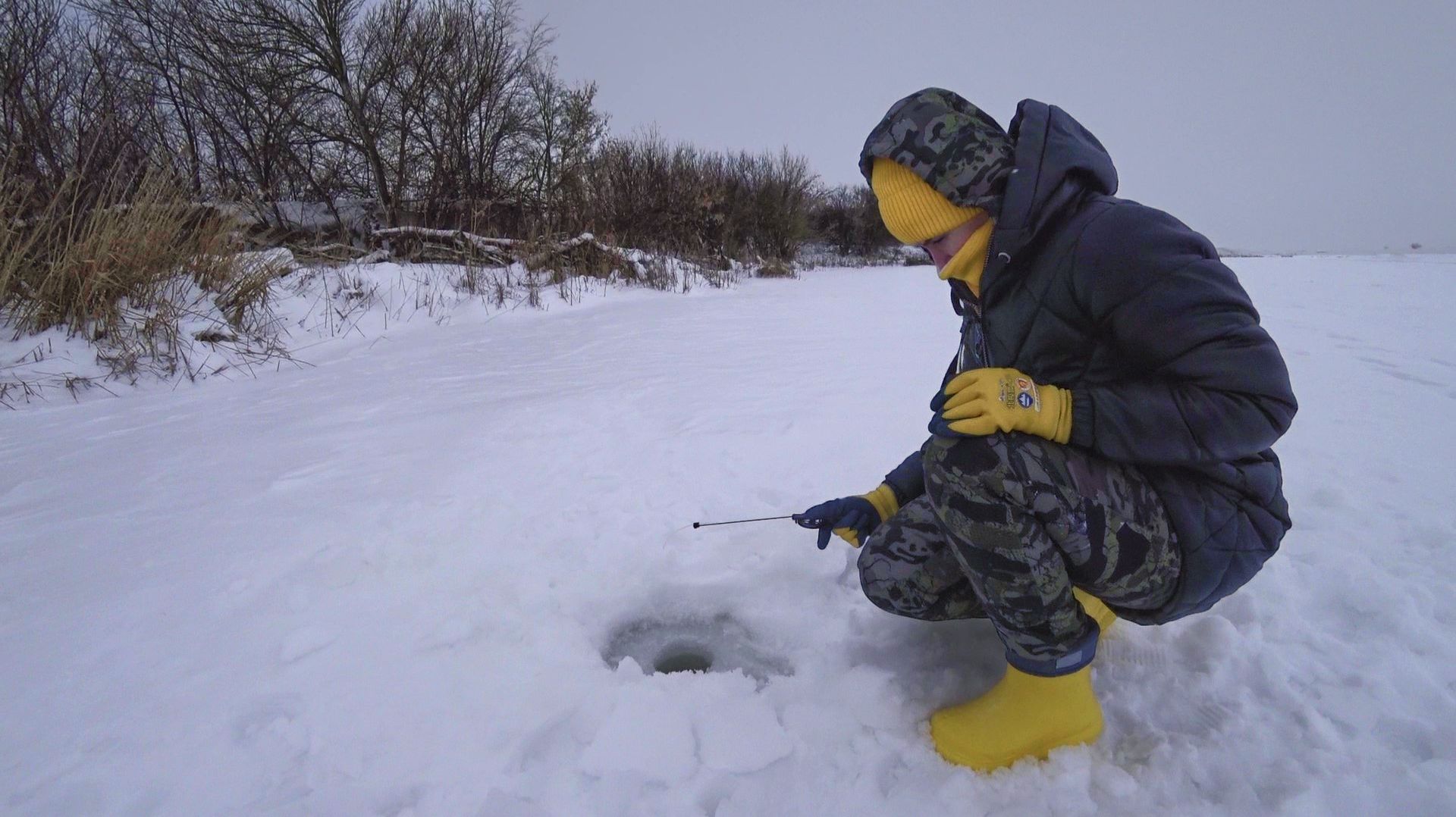 ЗИМНЯЯ РЫБАЛКА на ОКУНЯ Первый раз ВЗЯЛ ЖЕНУ на ЗИМНЮЮ РЫБАЛКУ смотреть онлайн