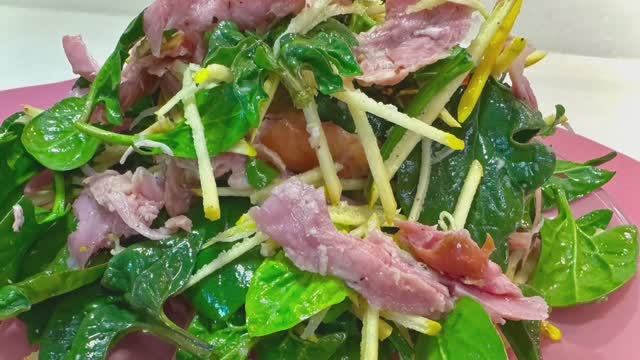 Интересный, полезный и вкусный салат с копченой курицей! смотреть онлайн