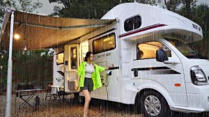 Кемпинг в роскошном автодоме в дождливую погоду