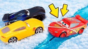 Игрушки Тачки ❄️ Молния Маквин провалился под лёд | Машинки для детей
