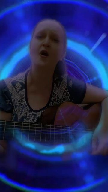 Изгиб гитары жёлтой.Видео из архива тиктока.