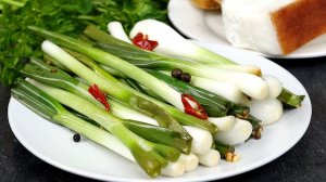 Все ЗЕЛЕНЫЙ ЛУК едят сырым, а я мариную в Уксусе. На Даче эта закуска  разлетается первой со стола.