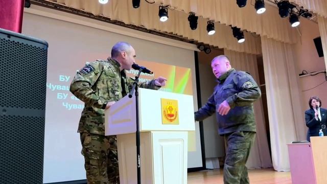 «Я должен говорить под конвоем?» — слова ветерана СВО на слушаниях в Яльчиках вызвали резонанс. смотреть онлайн