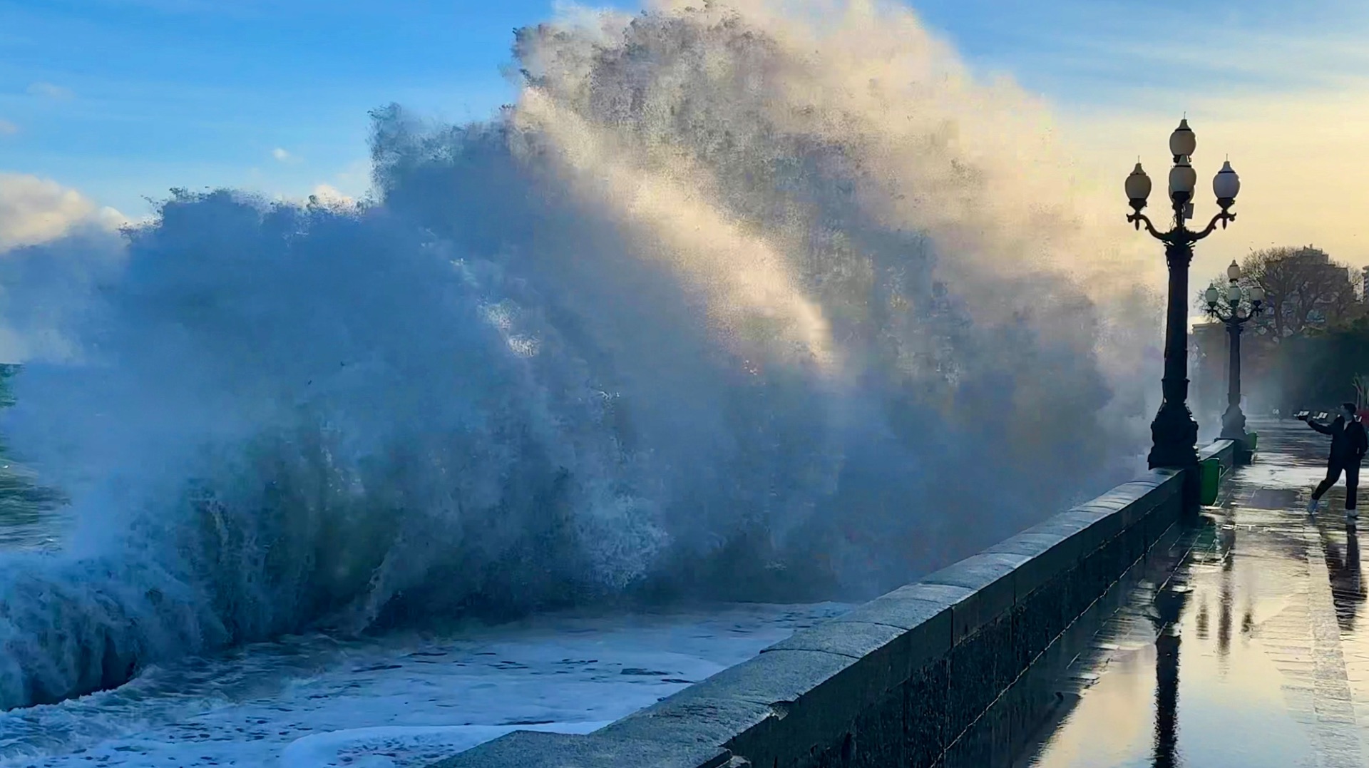 Зимний Крым. Вы только полюбуйтесь на эту красоту, бурлящую стихию. Шторм на море в Ялте. смотреть онлайн
