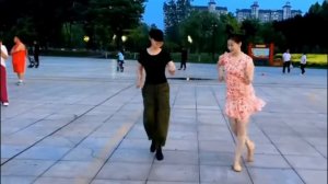 Цин Цин прекрасно танцует с подругой (2)