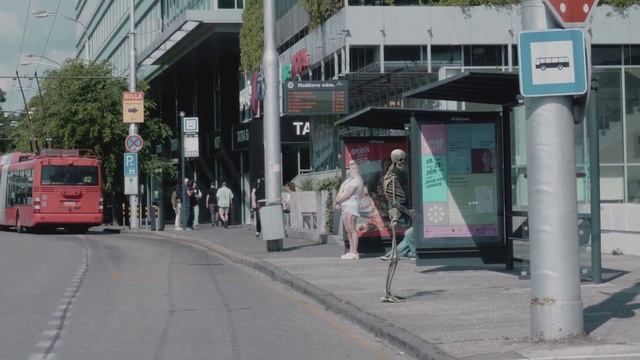 Скелет ждет автобус смотреть онлайн