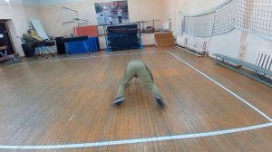 Опускание на руки под себя с поворотами