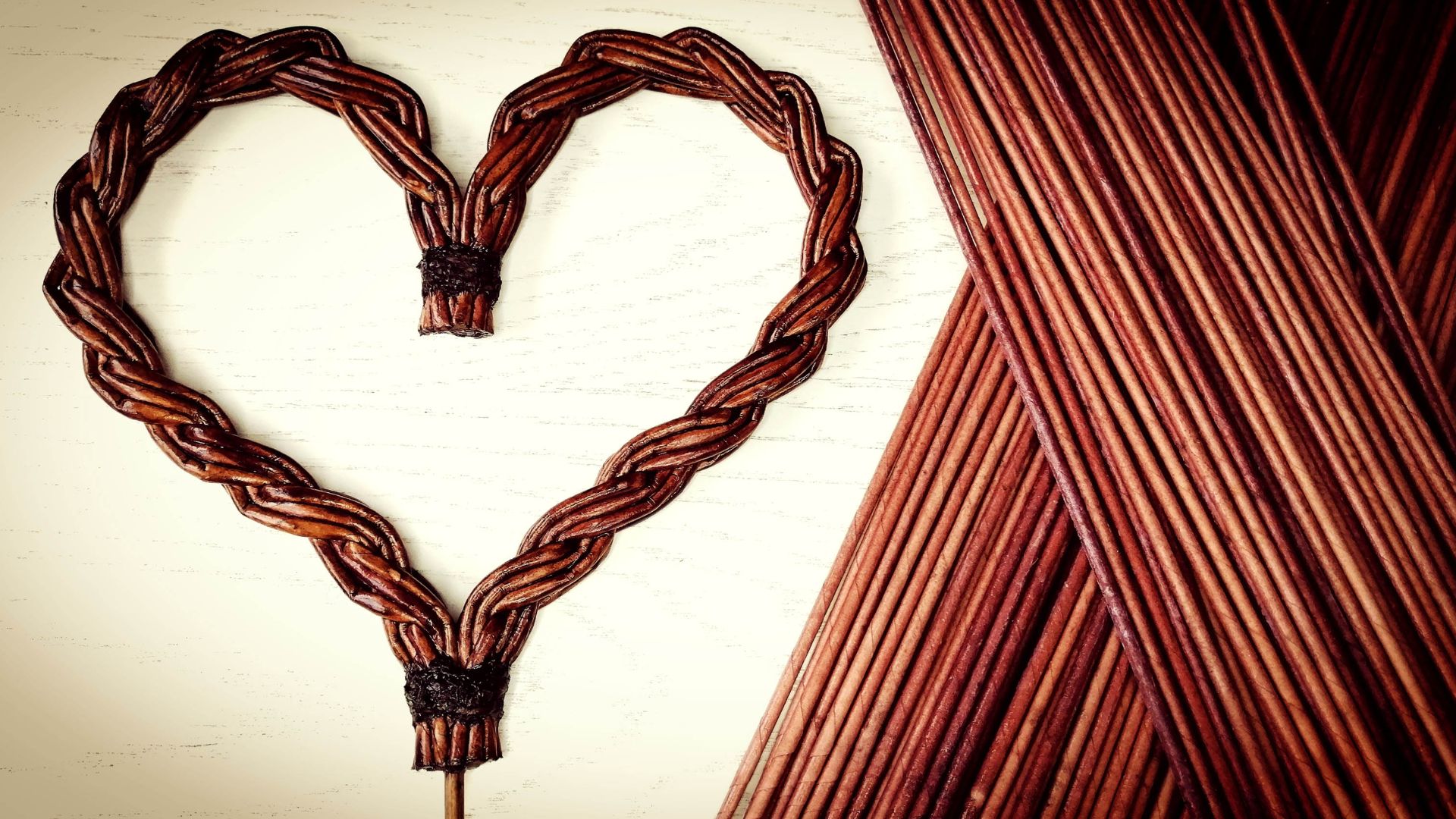 ОЧЕНЬ ПРОСТОЕ милое и нежное плетёное сердце из бумажных трубочек