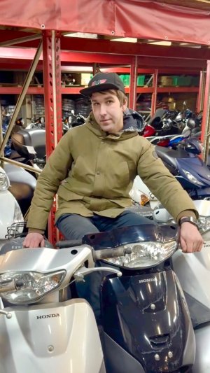 КОЛЯ давай заведем  скутеры с контейнера!