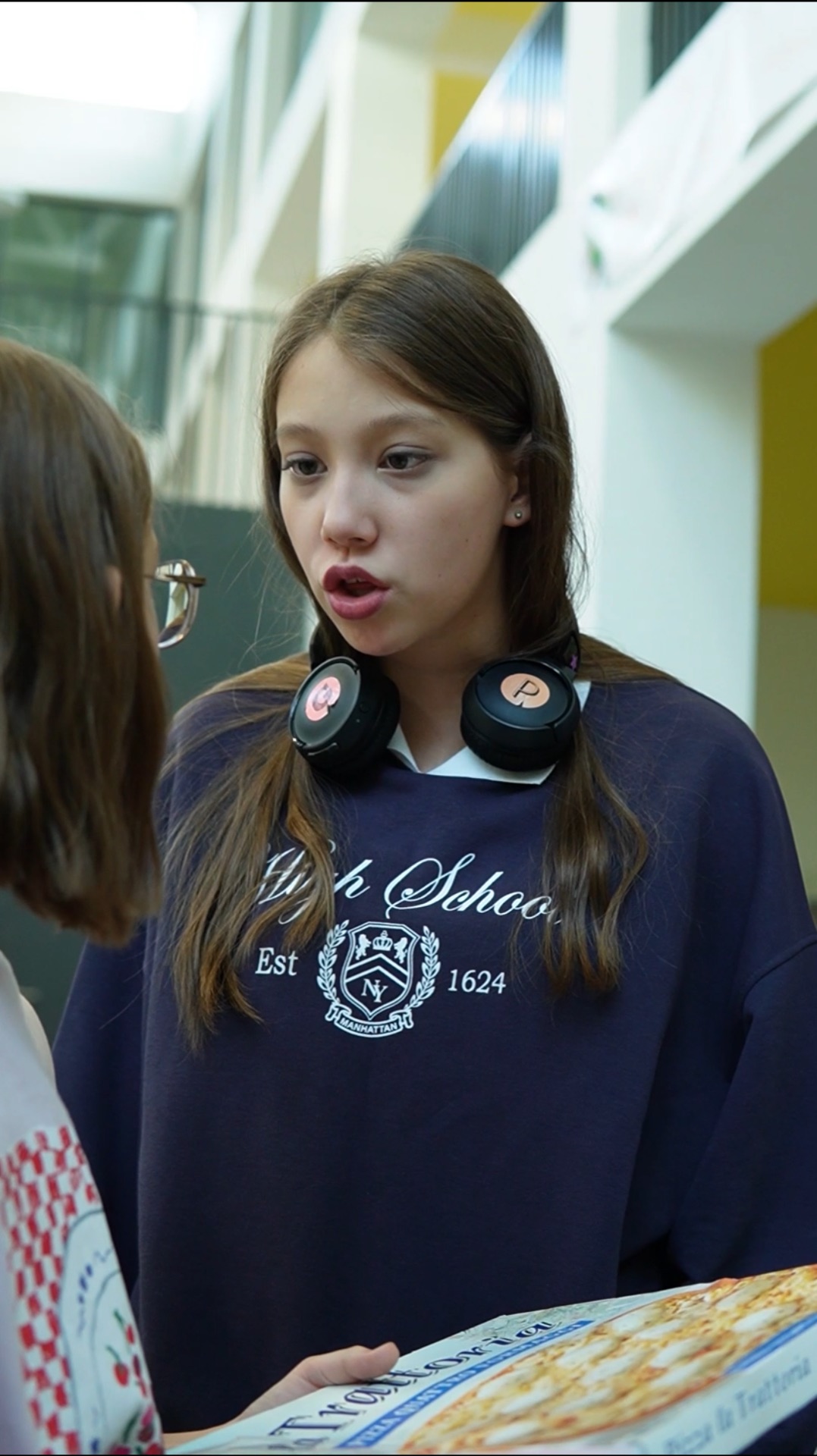 Почему она стесняется свою маму? смотреть онлайн