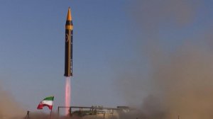 Появились кадры прошедших испытаний новейшей иранской баллистической ракеты.