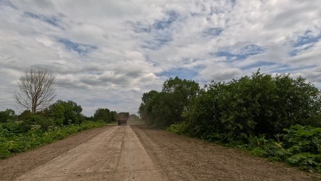 Трактор везёт силос смотреть онлайн