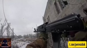 Российские бойцы отражают атаку дронов (вид от первого лица)