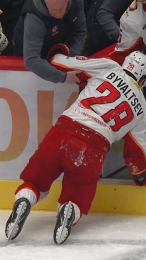 Уполз НА КОЛЕНЯХ 🎖 #КХЛ