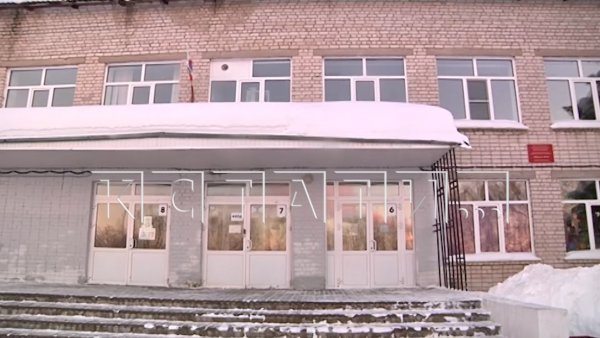 Школьница принесла в школу нож и обманом заманила двух учениц, которые её обижали, в укромное место